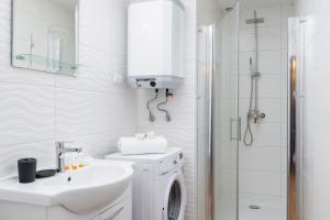 Un baño de Apartments on Krupówki Street with Mountain View by Noclegi Renters