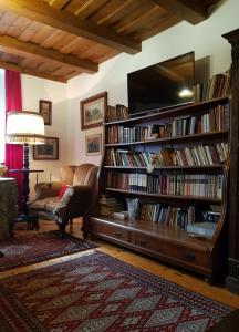 a living room with a book shelf filled with books at Klára apartman in Sárospatak
