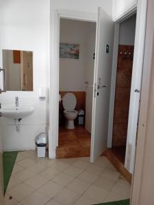 Ein Badezimmer in der Unterkunft Follow the Sun Boutique Hostel - Pool, Breakfast & Sea Views