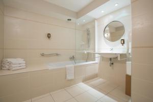 Een badkamer bij Hôtel Amirauté