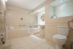 Een badkamer bij Hôtel Amirauté