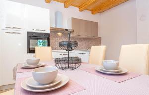 Kuchyňa alebo kuchynka v ubytovaní 2 Bedroom Beautiful Home In Drinovci
