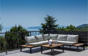 d'un canapé installé au-dessus d'un balcon. dans l'établissement Villa The View Opatija, à Opatija