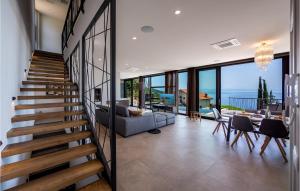 - un escalier dans une maison avec un salon dans l'établissement Villa The View Opatija, à Opatija