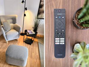 une télécommande suspendue sur un mur à côté d'une chaise dans l'établissement STAYaWHILE Apartment DELUXE zur Langzeitmiete - nähe HDZ, Bali Therme, Kurpark GOP, free Parking, Netflix, Boxspringbett, Balkon, à Bad Oeynhausen