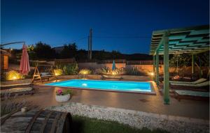 une piscine dans un jardin la nuit dans l'établissement Villa Tea, à Zadar