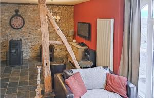 a living room with a couch and a clock on the wall at Dell'arte in Morville