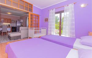 Posteľ alebo postele v izbe v ubytovaní Awesome Apartment In Raslina