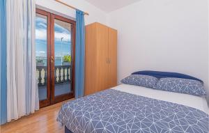Posteľ alebo postele v izbe v ubytovaní Awesome Apartment In Raslina