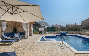 a patio with an umbrella and a swimming pool at Villa Kalista Istriana in Pula