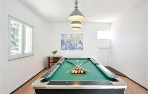 ein Billardtisch in einem Raum mit weißen Wänden in der Unterkunft Holiday Home Poljicka Cesta Iii in Marina