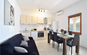 ein Wohnzimmer mit einer Couch und einem Tisch mit Stühlen in der Unterkunft Holiday Home Poljicka Cesta Iii in Marina