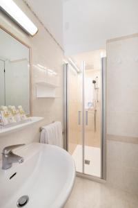 A bathroom at Hotel Santa Prisca Még 37 kép