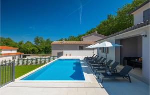 una piscina con lettini e un ombrellone di Villa Aurora Labin a VeliGolji