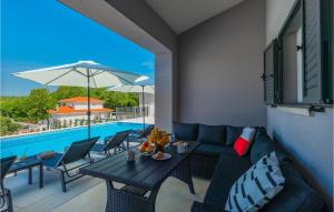 patio con divano, tavolo e piscina di Villa Aurora Labin a VeliGolji