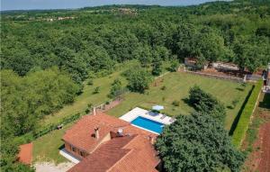 widok z lotu ptaka na dom z basenem w obiekcie Villa Kovac w mieście Sveti Petar u Šumi