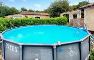 una grande piscina blu in un cortile di Amazing Home In Saint-Privat-Des-Prés a Saint-Privat-des-Prés