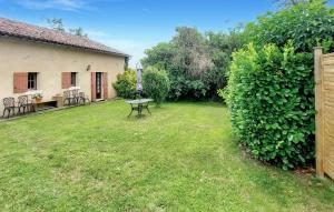 cortile con tavolo e sedie in cortile di Amazing Home In Saint-Privat-Des-Prés a Saint-Privat-des-Prés Altre 26 foto