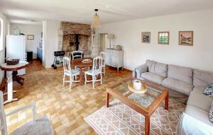 un soggiorno con un divano e un tavolo di Amazing Home In Saint-Privat-Des-Prés a Saint-Privat-des-Prés