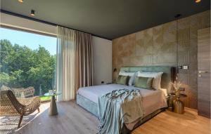 KršanにあるVilla Nicol Tireliのベッドと大きな窓のある寝室