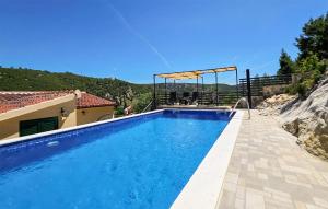 Bazén v ubytování 3 Bedroom Cozy Home In Skradin nebo v jeho okolí