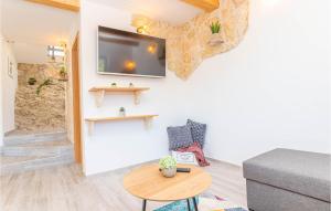 TV a/nebo společenská místnost v ubytování 3 Bedroom Cozy Home In Skradin