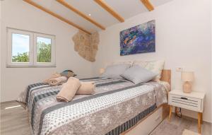 Postel nebo postele na pokoji v ubytování 3 Bedroom Cozy Home In Skradin