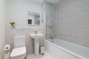 a bathroom with a toilet and a sink and a bath tub at Luxury Two Bed Apartment Near The 02 Arena in North Woolwich +13 photos
