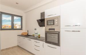 Kuchyňa alebo kuchynka v ubytovaní Lovely Apartment In Sibenik With Sauna