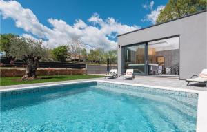 ein Swimmingpool vor einem Haus in der Unterkunft Villa Alison Deluxe in Ružići