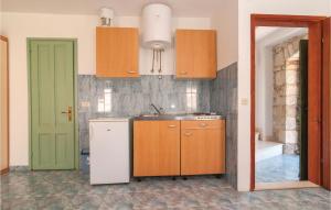 Kuchyň nebo kuchyňský kout v ubytování Nice Home In Postira With Kitchen + 14 fotografií