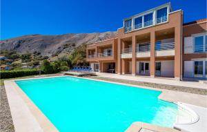 Bazén v ubytovaní 5 Bedroom Awesome Home In Pag alebo v jeho blízkosti