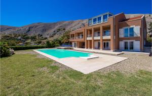 Bazén v ubytovaní 5 Bedroom Awesome Home In Pag alebo v jeho blízkosti