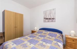 Postel nebo postele na pokoji v ubytování Cozy Apartment In Barbat-Rab With Wifi