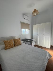 ein Schlafzimmer mit einem großen Bett und einem Tisch in der Unterkunft Casa Rural El Almendro in Olvera