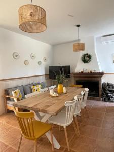 ein Esszimmer mit einem Holztisch und Stühlen in der Unterkunft Casa Rural El Almendro in Olvera