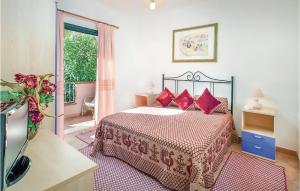 オロゼーイにあるTriloのベッドルーム1室(赤い枕のベッド1台付)