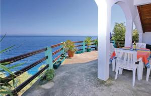 un portico con tavolo, sedie e vista sull'oceano di Holiday Home Blaca Bb Ii a Prigradica