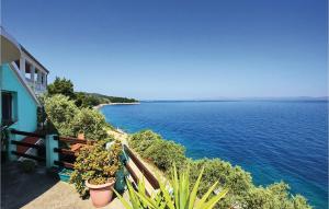 una vista dell'oceano da una casa di Holiday Home Blaca Bb Ii a Prigradica