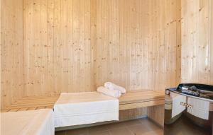 una sauna con due asciugamani seduti su una panchina di 8 Bedroom Awesome Home In Thisted a Thisted