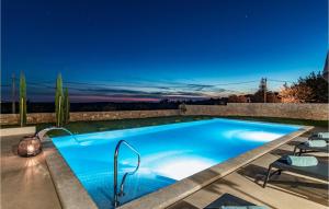 une piscine dans un jardin la nuit dans l'établissement Villa Eleonora, à Poreč