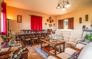エル・ガストルにある2 Bedroom Beautiful Home In El Gastorのソファとテーブルのあるリビングルーム