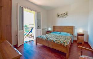 Postel nebo postele na pokoji v ubytování 4 Bedroom Cozy Home In Lido Di Camaiore