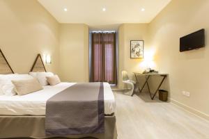 Een bed of bedden in een kamer bij Hôtel Amirauté