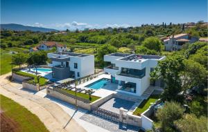 La pileta dentro o cerca de Villa Nalani