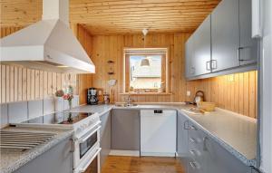 Kuchyň nebo kuchyňský kout v ubytování Awesome Home In Læsø With Kitchen