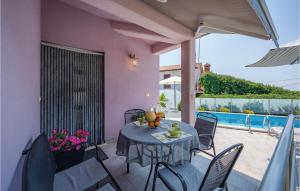 Bazén v ubytování Holiday Home Presika Cr nebo v jeho okolí + 27 fotografií