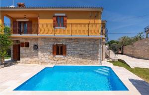 une villa avec piscine devant une maison dans l'établissement Villa Zaneta, à Vošteni