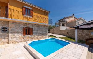 une piscine devant une maison dans l'établissement Villa Zaneta, à Vošteni