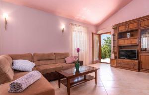 un salon avec un canapé et une table dans l'établissement Villa Zaneta, à Vošteni 30 autres photos